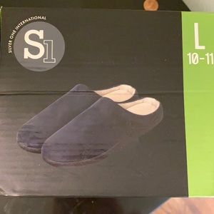 NWT Men’s Navy Memory Foam Slippers Size Large